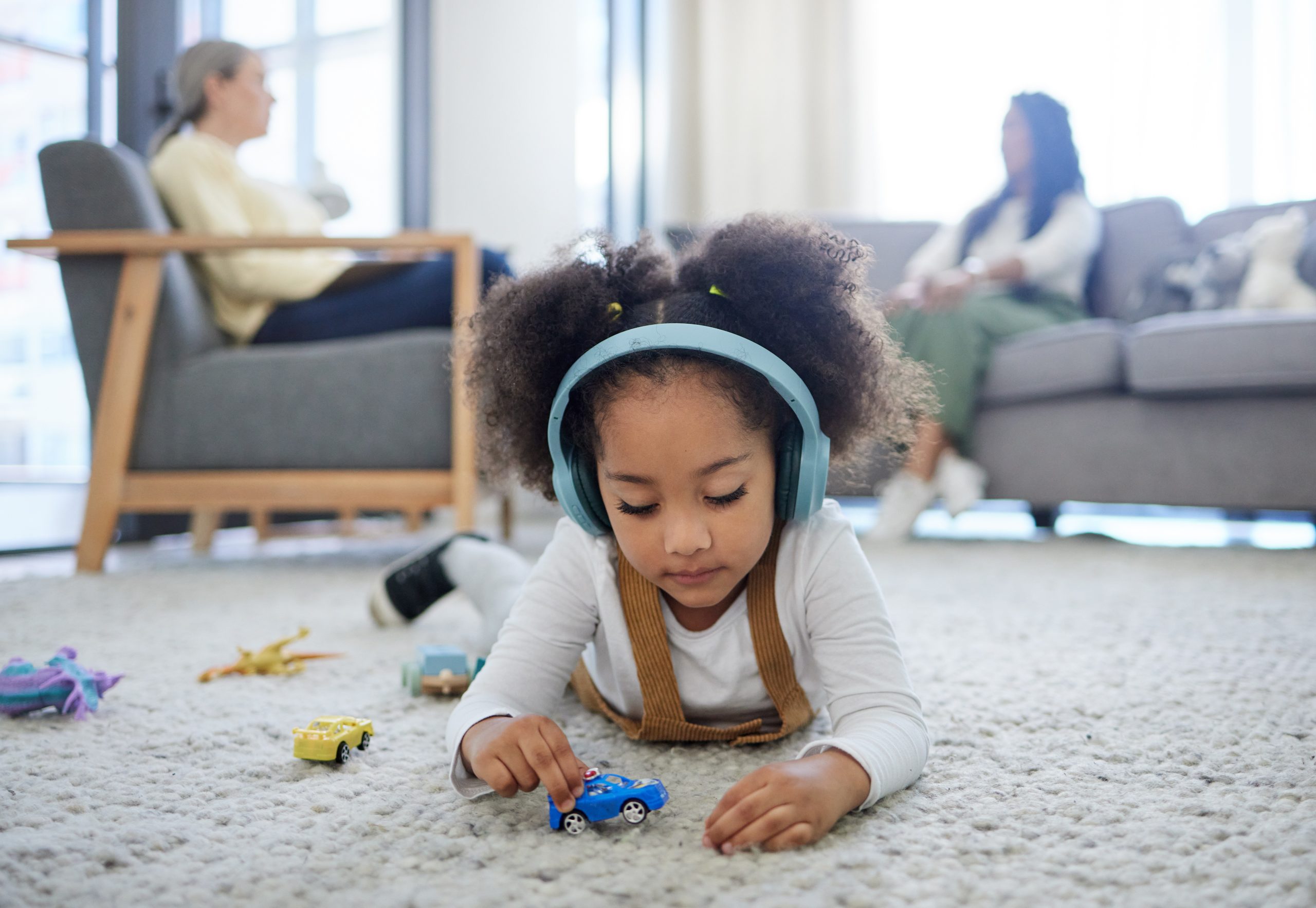 Child wearing sensory headphones for article about sensory-friendly lice treatment options