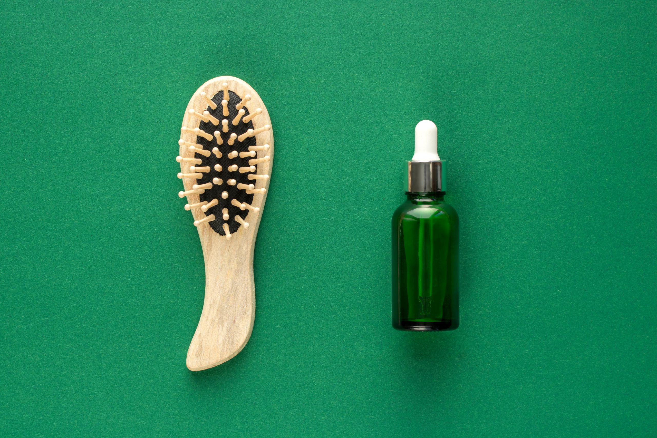 Hair serum bottle and comb for enzyme-based lice treatment article