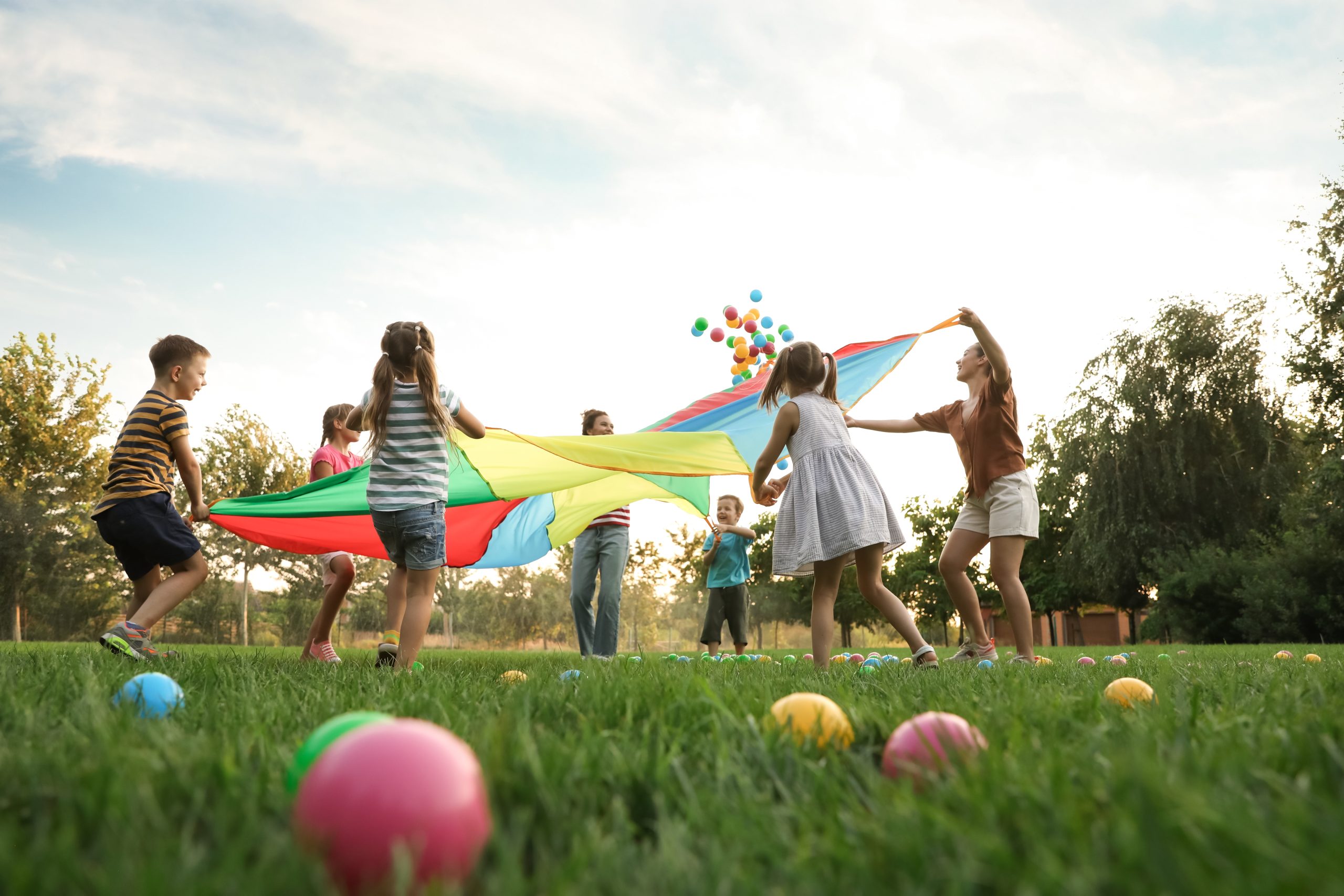 Children playing at summer camp for parent guide about summer camp head lice