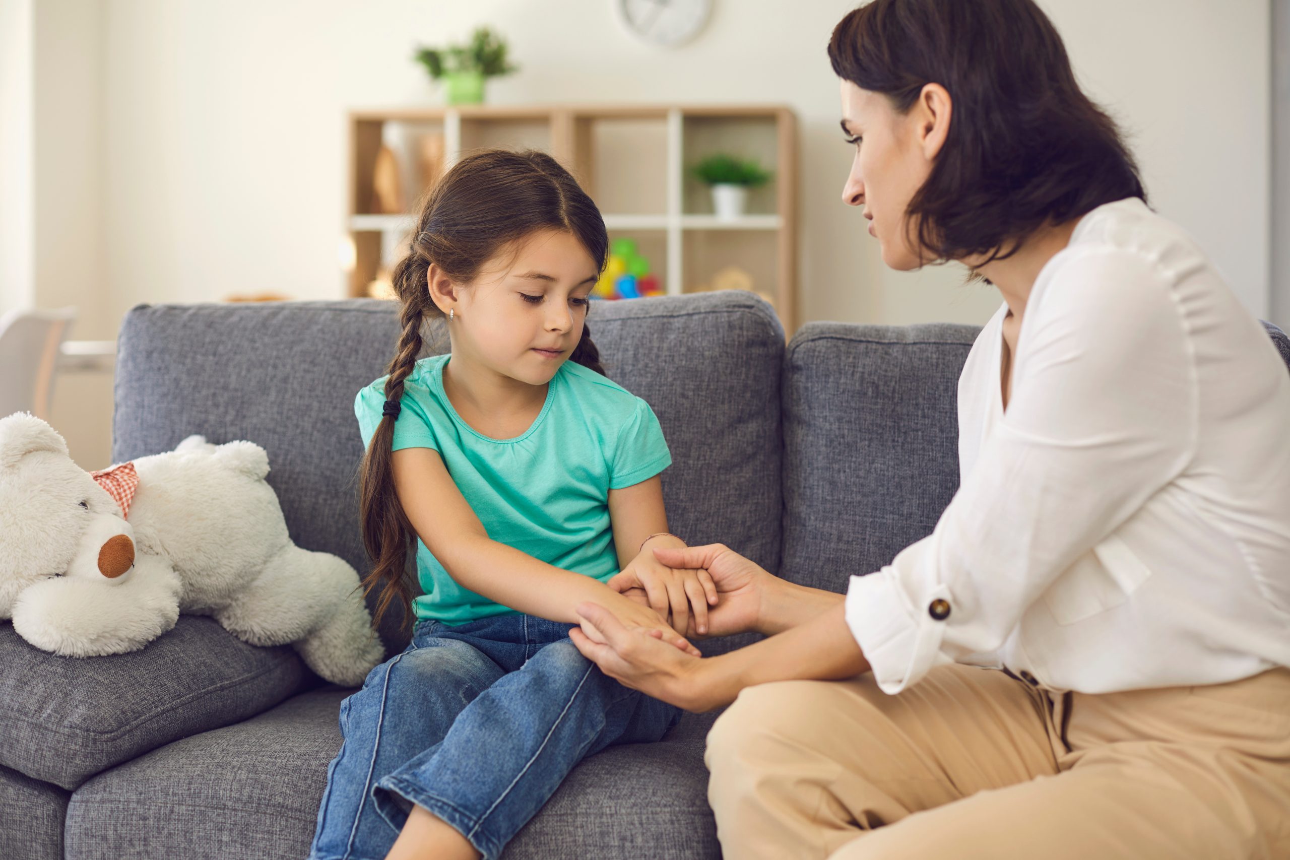 Parent talking calmly with child for head lice conversation scripts article